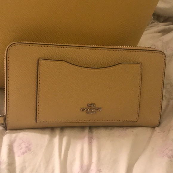 Coach purse and wallet - Picture 3 of 4